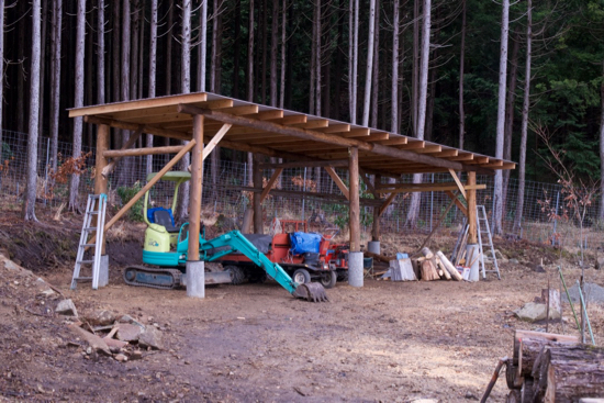 丸太で作る農機具小屋